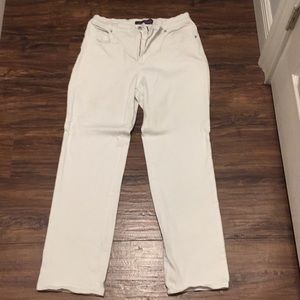 Gloria Vanderbilt white jeans - size 8